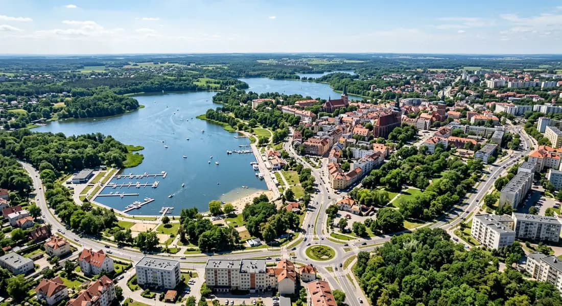 Widok z drona na zabudowę i jezioro w Olsztynie