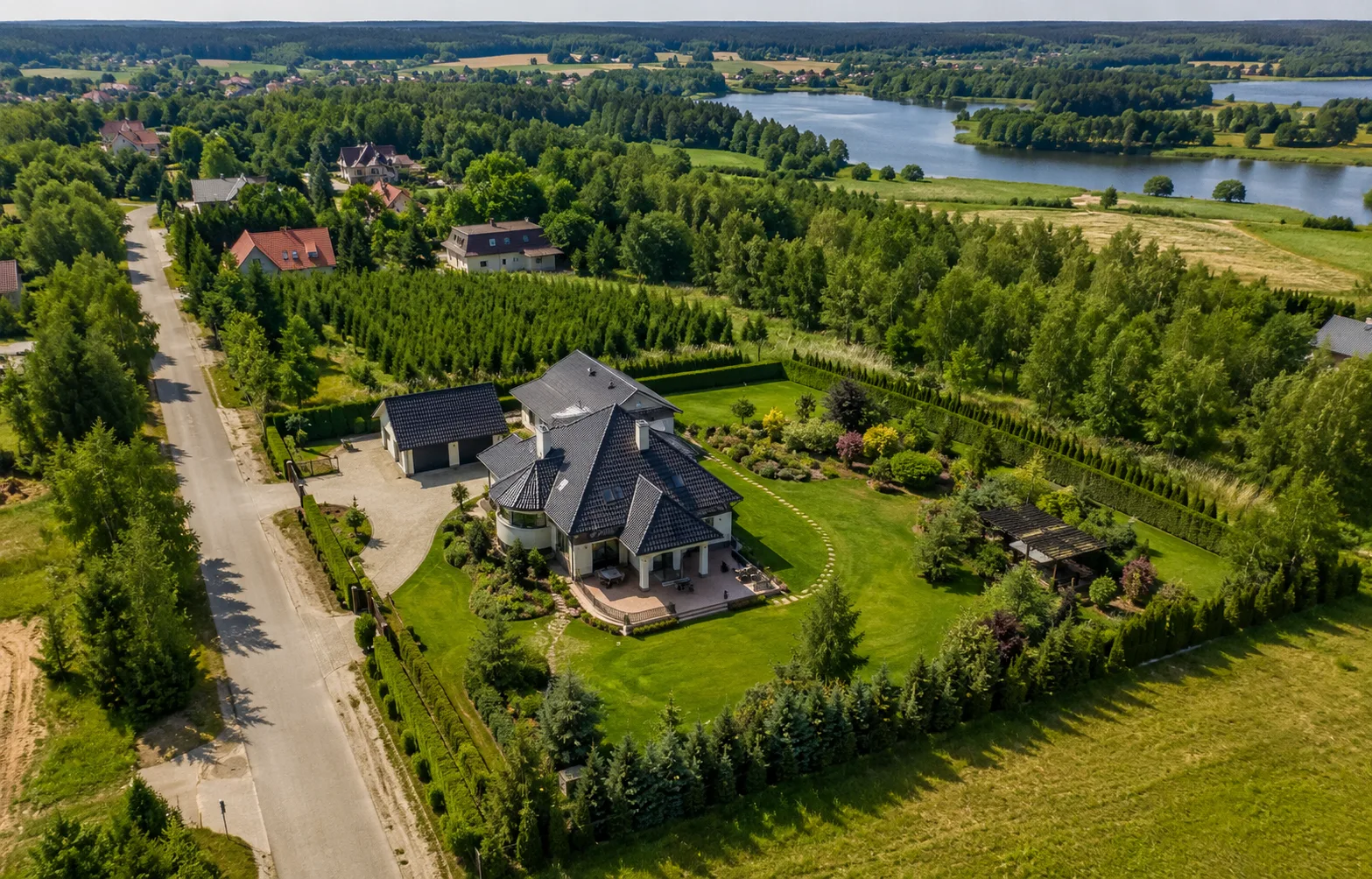 Dom i ogród pokazane z drona jako przykład filmu dla nieruchomości