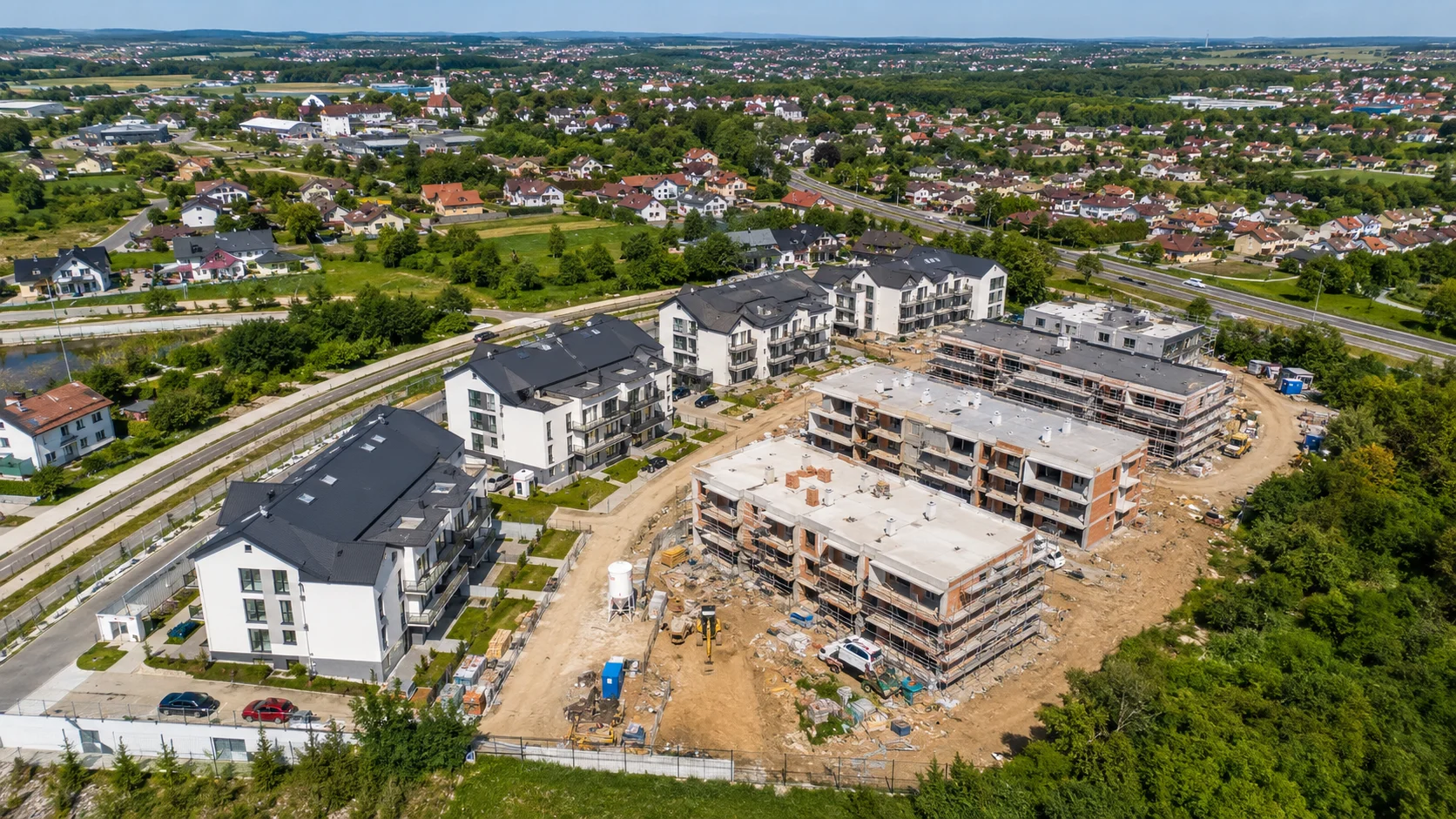 Zdjęcia z drona dla dewelopera pokazujące inwestycję mieszkaniową, lokalizację i postęp prac