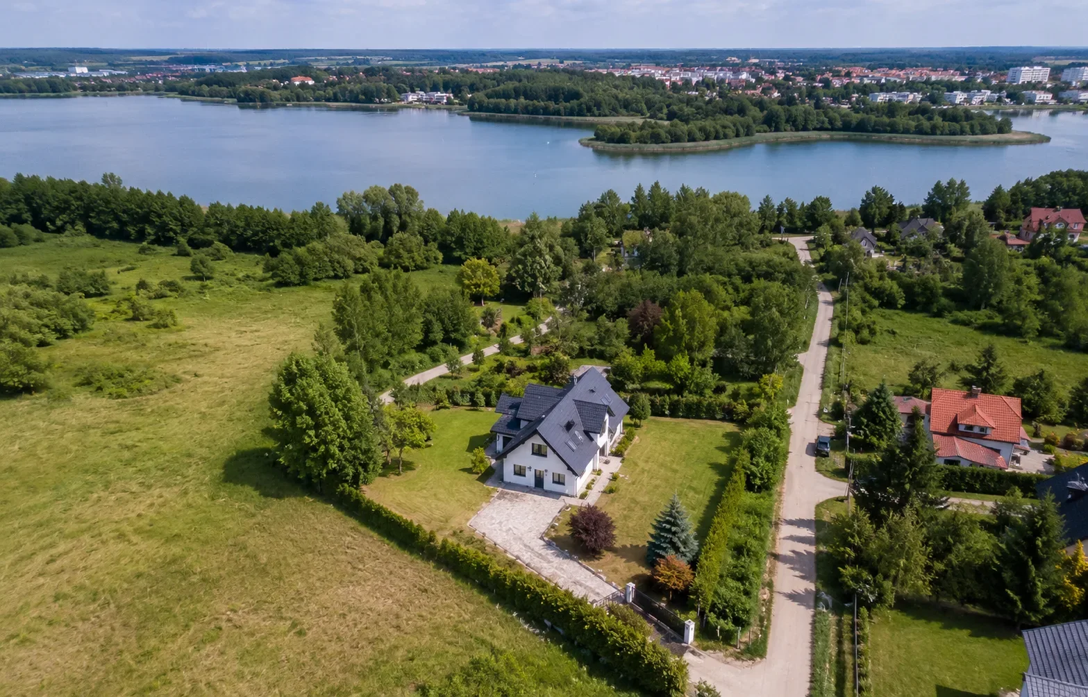 Ogród i teren rekreacyjny hotelu lub pensjonatu pokazany z drona